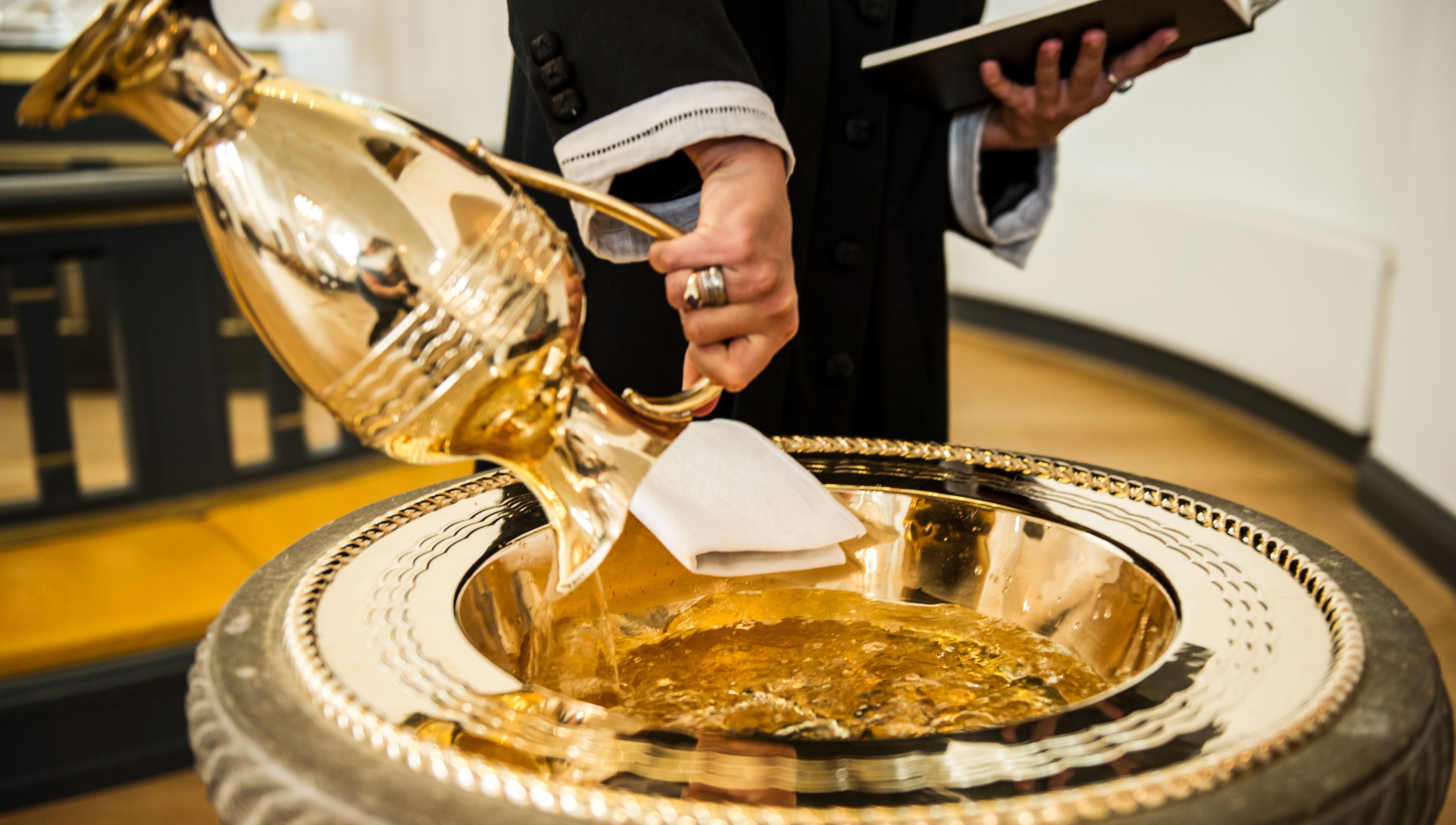 Dåb i en sømands- og udlandskirke kan ske ved henvendelse til præsten i den pågældende kirke.